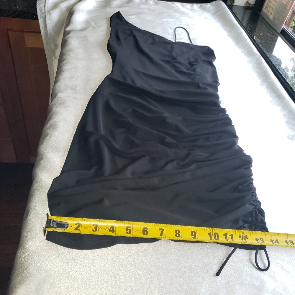 Alice + Olivia  Women's Binnie Asymmetrical Ruched Bodycon Mini Dress Sz 8 - Picture 4 of 9